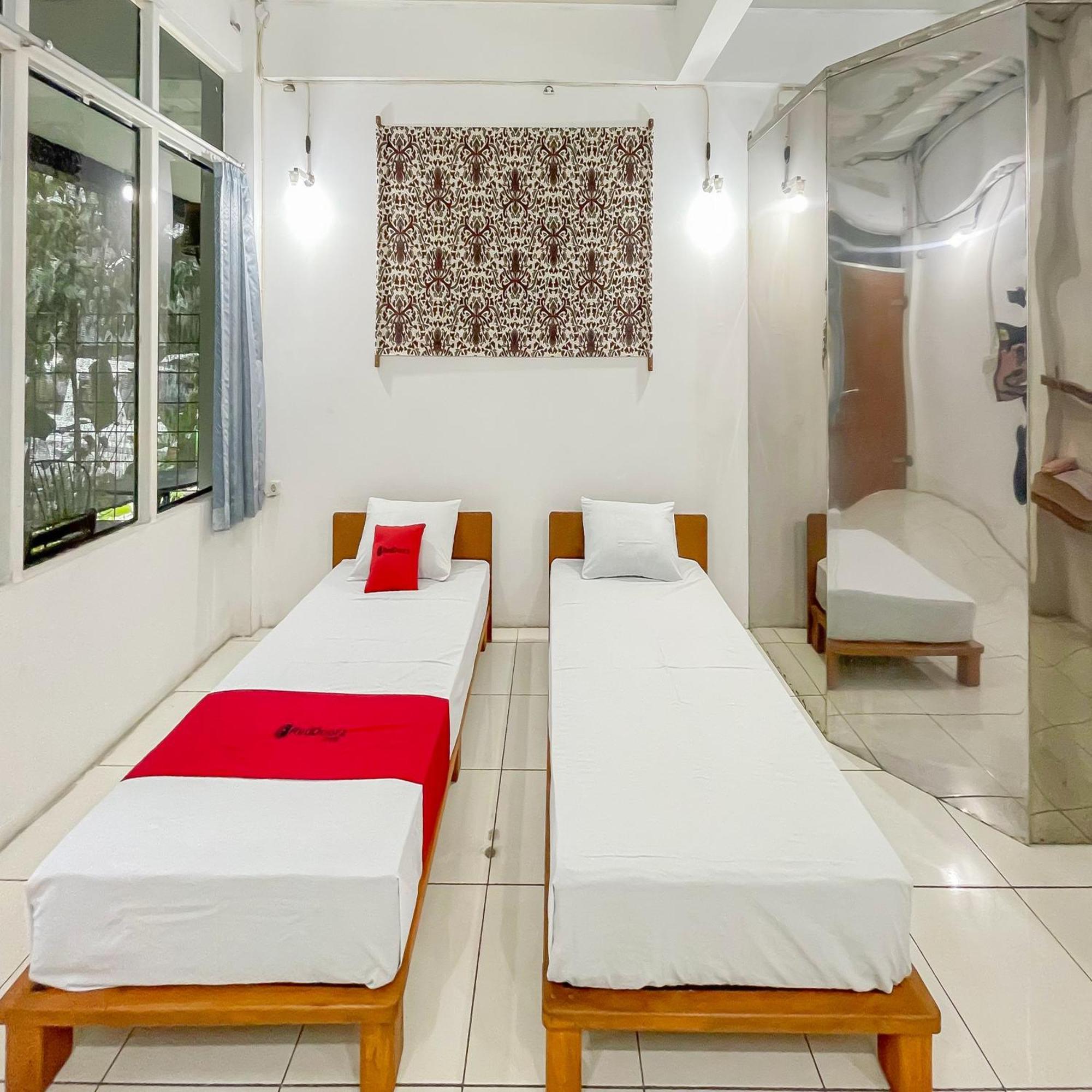 Reddoorz Syariah At Jalan Ra Kosasih Sukabumi Hotel Exterior photo