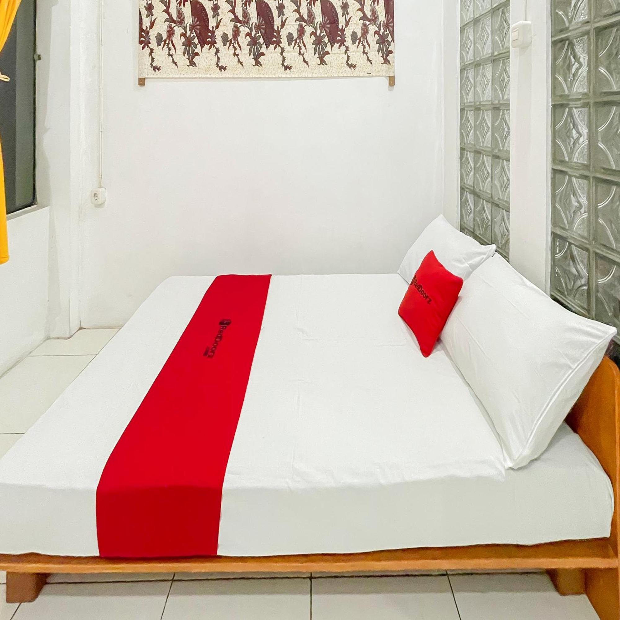 Reddoorz Syariah At Jalan Ra Kosasih Sukabumi Hotel Exterior photo